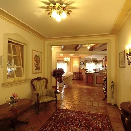 Biedermeier Hof Hotel 3*