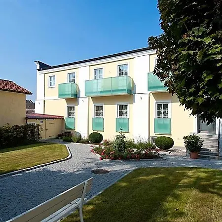 Biedermeier Hof 3*
